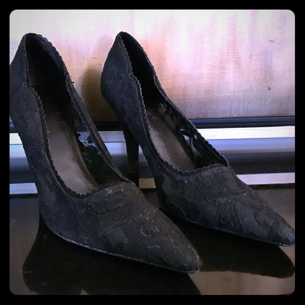 Ann Marino black lace 3.5” pumps
